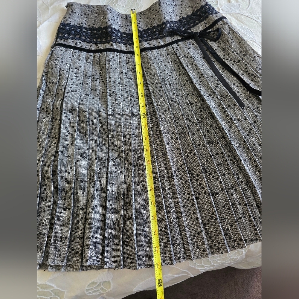 Elegant Gray Pleated Skirt with Black Lace Detail Band and Velvet Trim Tie - Picture 12 of 13